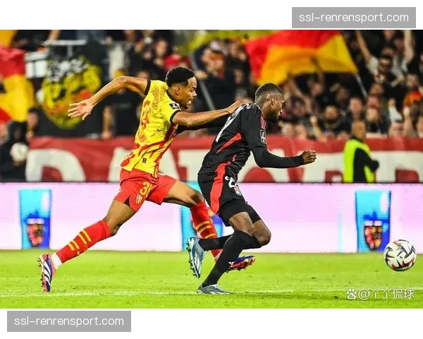 法国杯半决赛实时：里昂队球员因严重犯规被直接红牌罚下