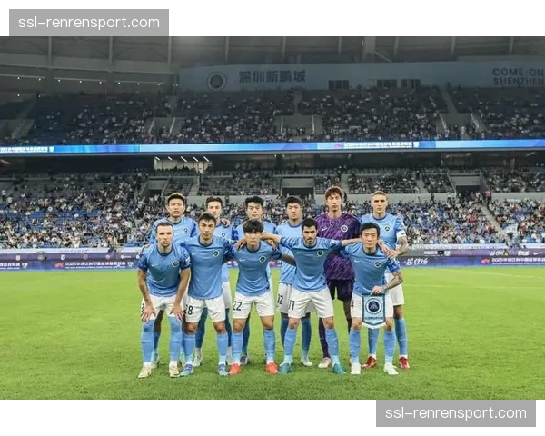 深圳新鹏城主场球迷高歌助威,球队5-2大胜武汉三镇 深圳新鹏城主场球迷高歌助威,球队5-2大胜武汉三镇